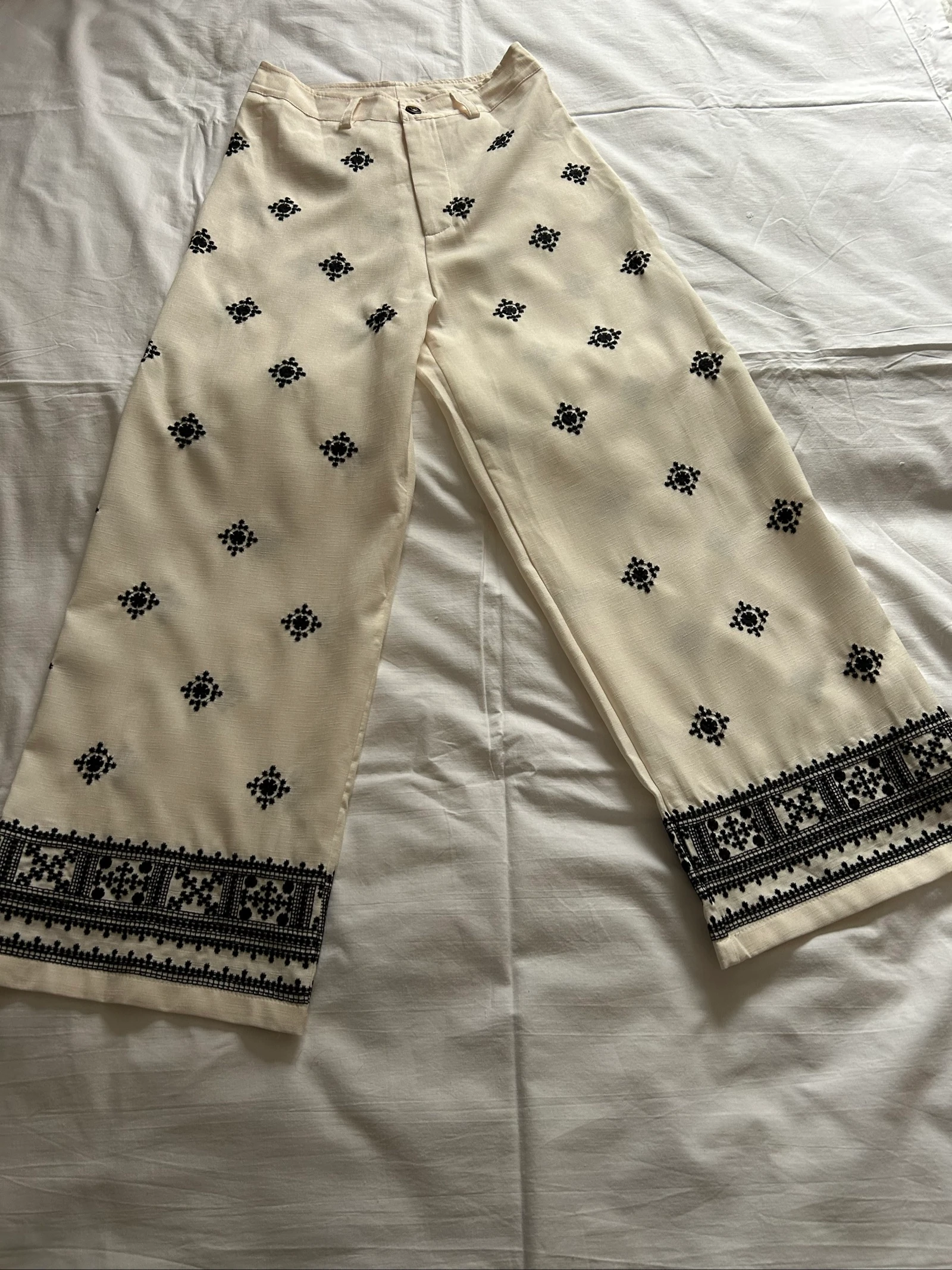 White wide-leg trousers with black embroidery – photo 3